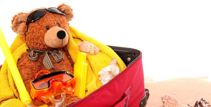 Gepackter Koffer mit Teddybär