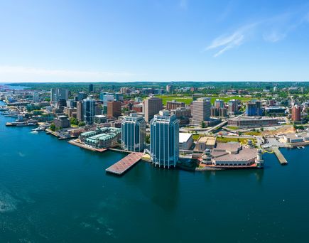 Blick über das Meer auf die Skyline von HAlifax