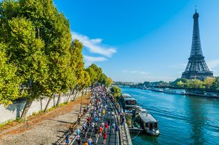 Laufer in PAris mit Eiffelturm im Hintergrund