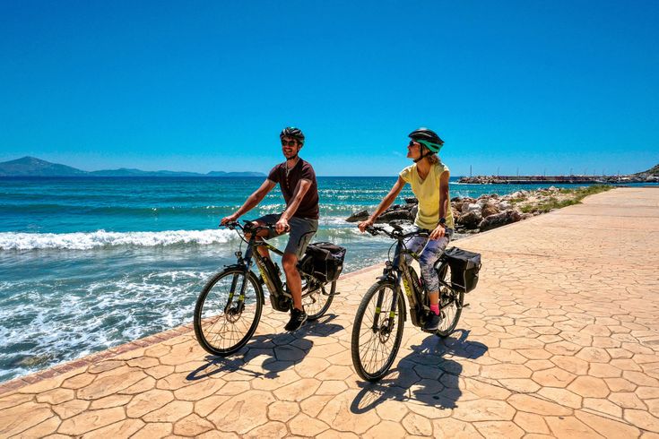 Paar fährt an der Küste entlang Fahrrad