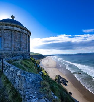 Mussenden Temple Dunhill in Irland auf einer Klippe