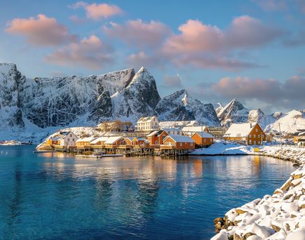 Vetrschneite LAndschaft mit Meer in Norwegen