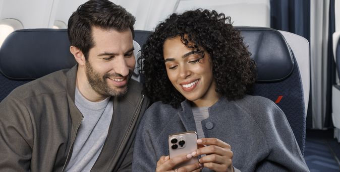 Paar mit Premium Onboard Wi-Fi
