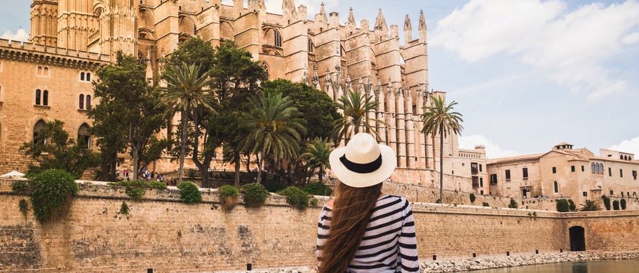 Frau vor Kathedrale Palma de Mallorca