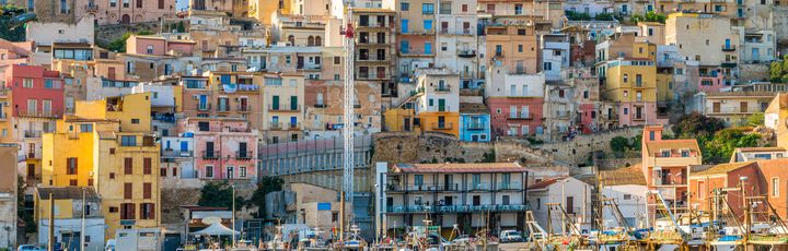 Agrigento Blick auf bunte Häuser