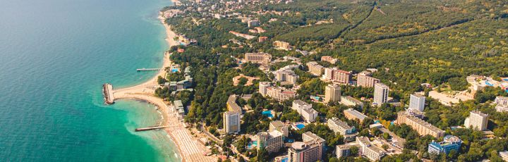 Blick über Varna aus der Vogelperspektive. Meer, Strand, Hotels und Wald.