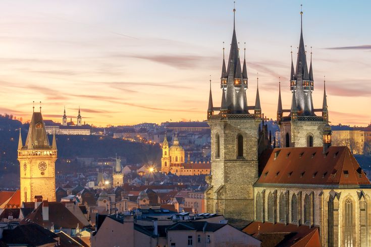 Der Altstädter Ring in Prag, Tschechische Republik, mit der imposanten Kirche Unserer Lieben Frau vor Týn und der Prager Burg im Hintergrund.