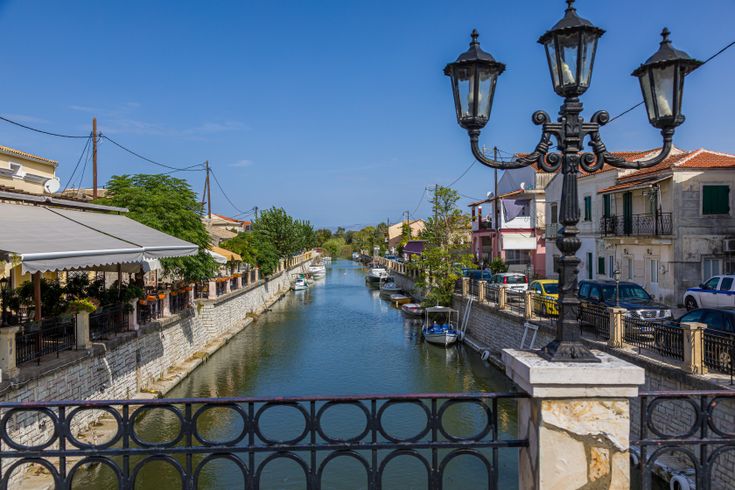 Lefkimme Blick auf Kanal mit Booten