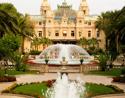 Das Grand Casino von Monte Carlo mit Palmen und Springbrunnen