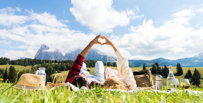 Paar liegt in Österreich auf Wiese