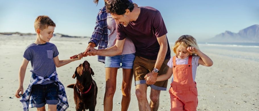 Familie mit Hund am Strand