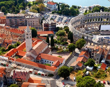 Pula Kroatien Städtereise Urlaub Luftaufnahme der Innenstadt von Pula