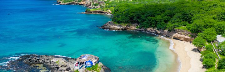 Tarrafal Beach auf der Insel Santiago mit Blick auf die Bucht und grüne Hügel