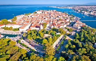 Eine Luftaufnahme von Zadar, Kroatien, mit der Altstadt und dem Hafen.