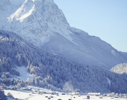 Majestätisch thront die Zugspitze über dem Tal