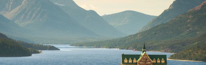 Eine Berglandschaft mit einem See und einem Fluss.