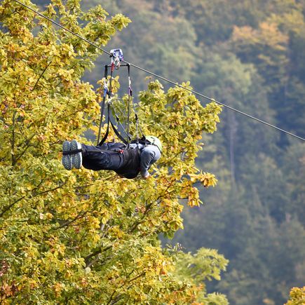 Urlaub im deutschen Mittelgebirge Harz Seilrutsche im Wald