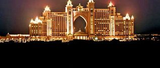 Die imposante Erscheinung des Atlantis The Palm in Dubai bei Nacht