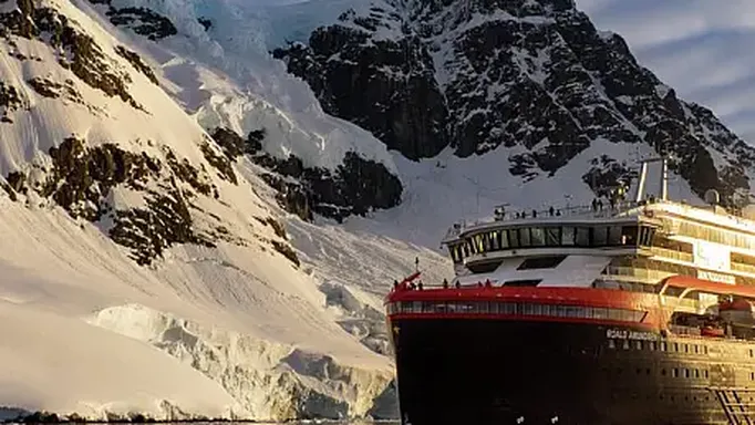 Hurtigruten schiff