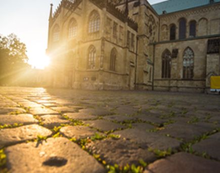 Ein historisches Gebäude oder eine Burg bei Sonnenuntergang.