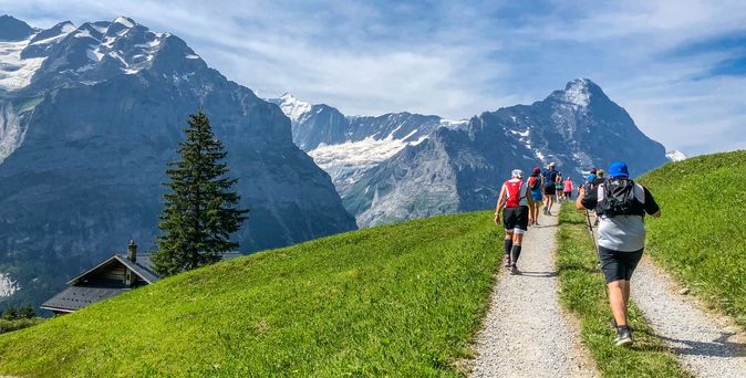Läufer auf dem Weg durch die Schweizer Berge