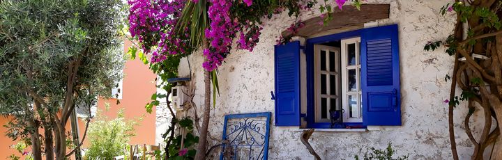 Blick auf weiße Häuserfassade auf Korfu