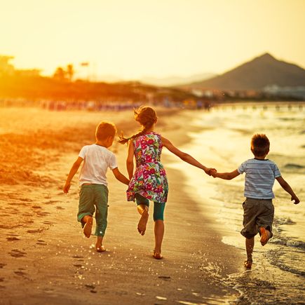 Ferienhaus Urlaub Spanien Kinder rennen am Strand