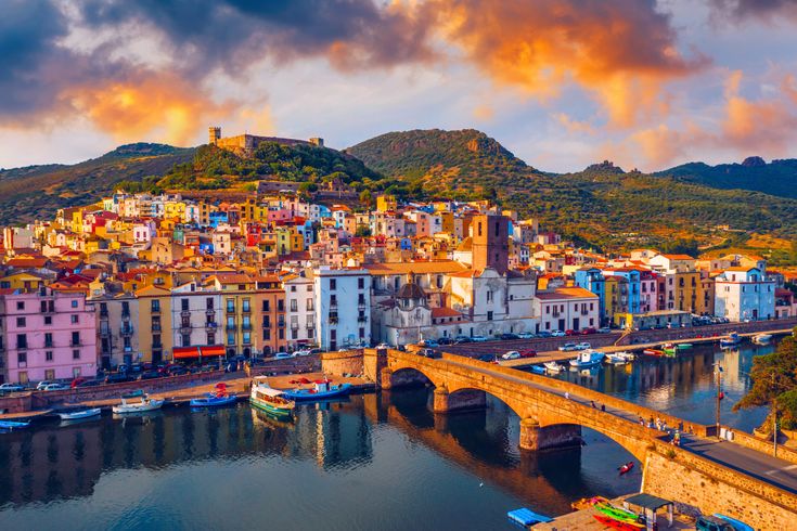 Eine Stadtansicht mit bunten Gebäuden und einem Fluss.