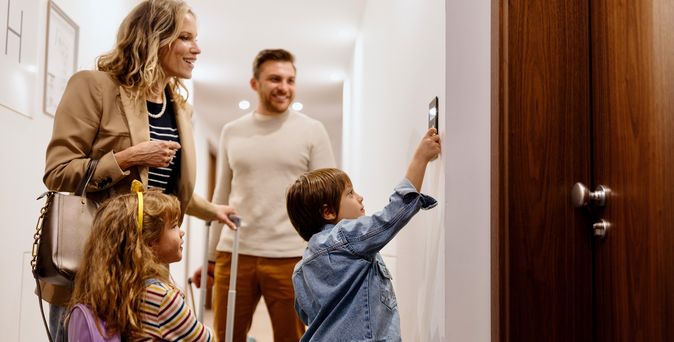 Familei geht in ihr Hotelzimmer