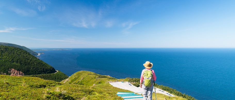 Camper Kanada Wohnmobil Reise Wanderer auf Weg an Steilküste