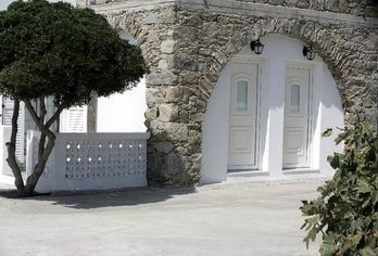 Hotel, Peter's Studio