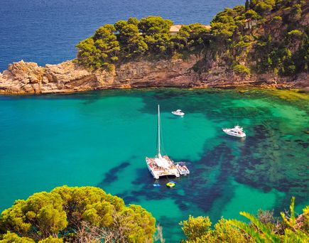 Ferienhaus Urlaub Spanien Costa Brava Segelschiffe in einer Bucht