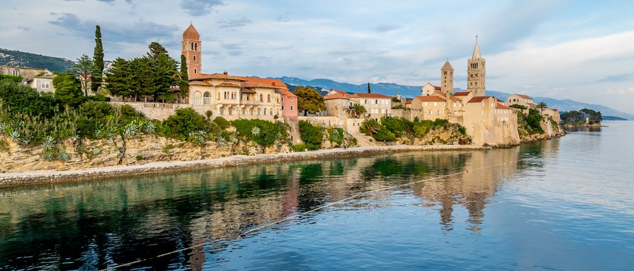 Kroatien Inseln Urlaub Rab eine Stadt am Meer