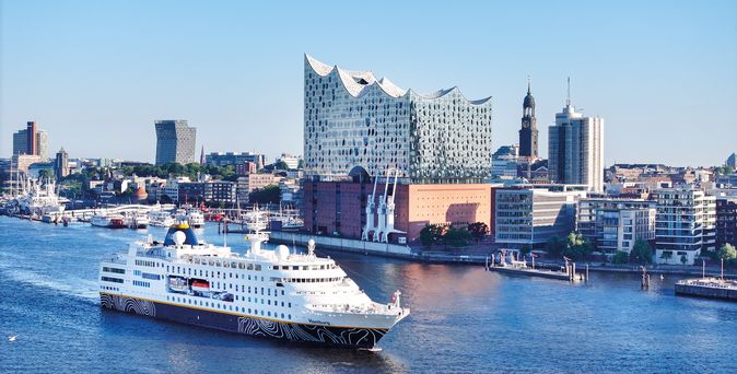 MS HAmburg auf der Elbe vor der Elbphilharmonie
