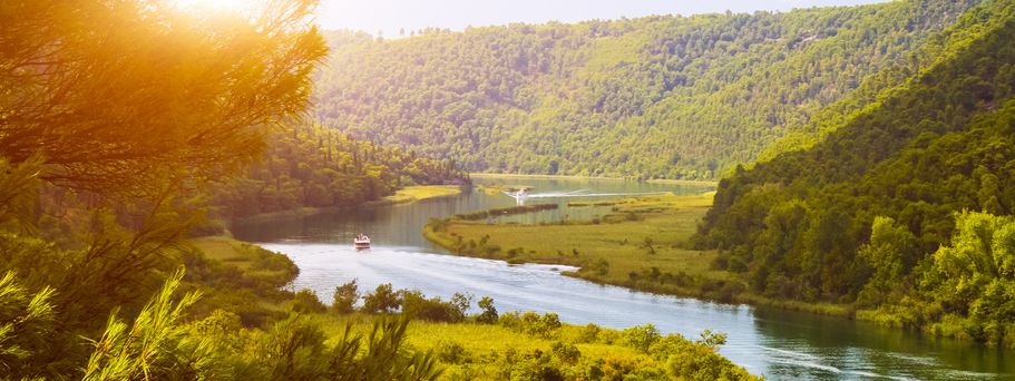 Kroatien Nationalparks Urlaub Fluss in grünem Tal