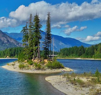 See mit Bergen und Wald in Kanada 