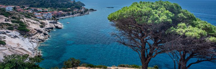 Blick auf die Küste von Pomonte aus einer Anhöhe aus.