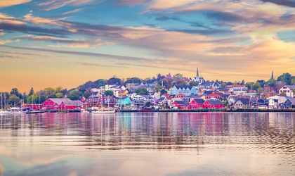 Blick über das Wasser auf das malerische Stadtbild von Lunenburg