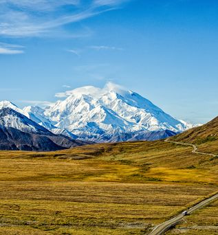 Ein Camper fährt durch den Denali im Denali National Park, Alaska