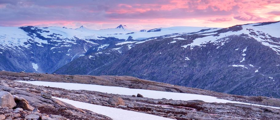 Unberührte Natur mit Bergpanorama und rosanem Himmel 