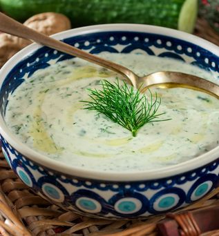 Aus Joghurt und Gurken wird in Bulgarien die erfrischende Suppe Tarator zubereitet