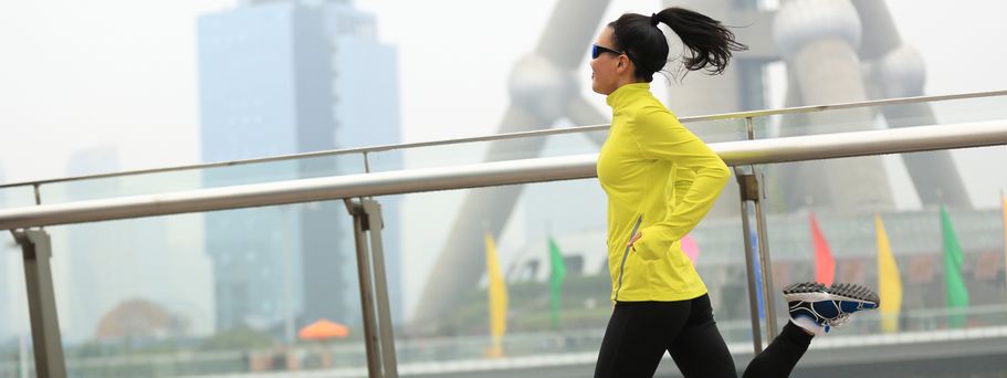 Frau beim Lauf des Marathons durch Chicago