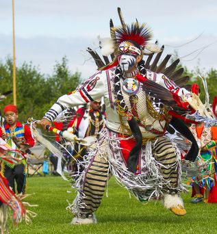 Traditionell indianisch gekleidete Ureinwohner feiern ein buntes Fest