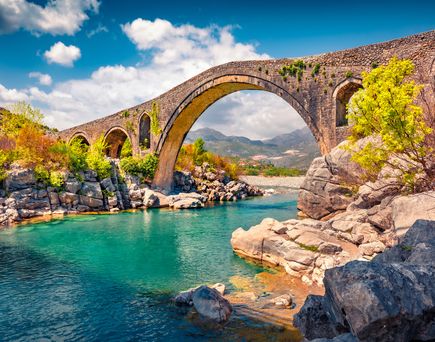 Albanien, Blick auf Bucht und Brücke