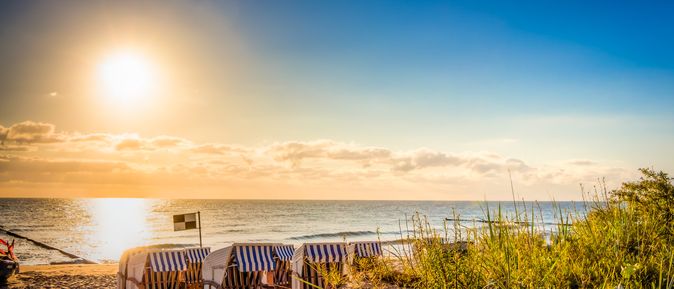 Urlaub an der Ostsee Rügen Strandkörbe bei Sonnenuntergang