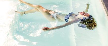 Entspannung im Hotelpool