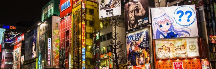 Leuchtende Reklamen im Nachtleben von Akihabara, Tokio – Akihabara zeigt sich als lebendiges Zentrum für Popkultur, Technik und Manga in greller Farbenpracht.