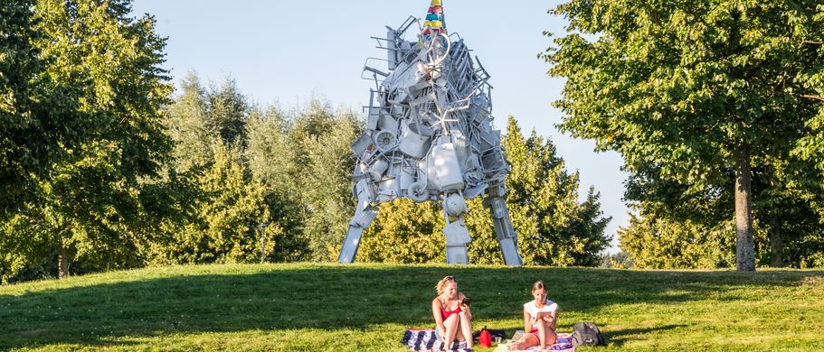 Am Petrisberg erholt man sich zwischen Skulpturen, während Kinder die aufregenden Abenteuerspielplätze erkunden