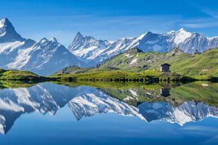 Luftaufnahme des Kessels des Balea-Sees, des steilen Fagaras-Gebirges und der Transfagarasan-Straße, die sich entlang der felsigen Klippen der Berge schlängelt. Karpaten, Rumänien