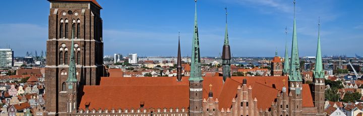 Luftaufnahme der imposanten Marienkirche in Danzig, Polen